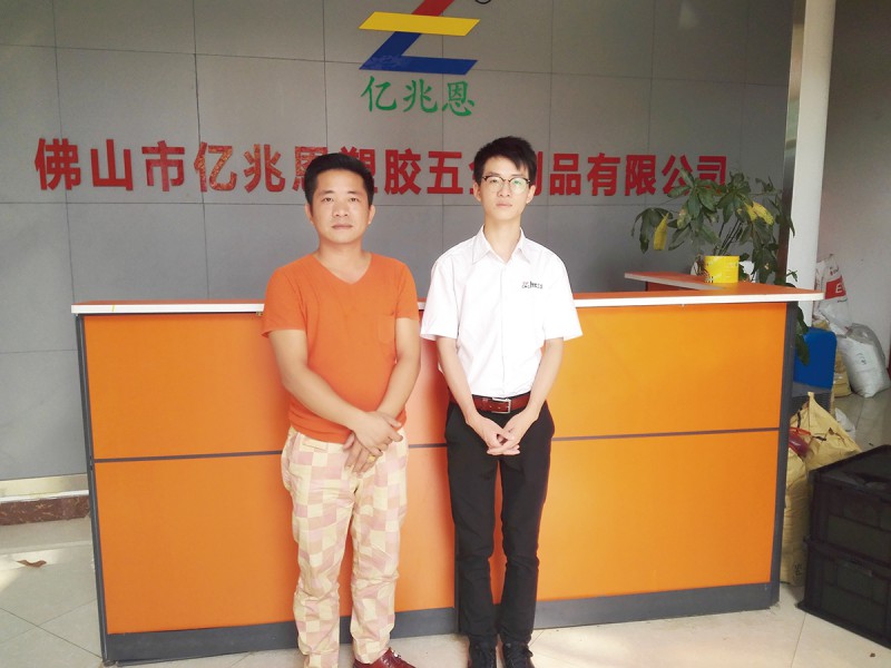 佛山市億兆恩塑膠五金制品有限公司謝智武經理(左)與本刊記者合影_20171011092904