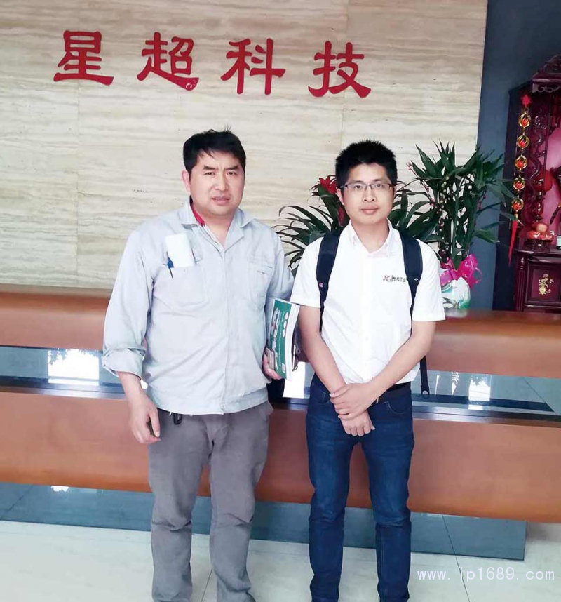 佛山市星超汽車零部件有限公司制造部長蒲書配(左)與本刊工作人員合影_20180417102556