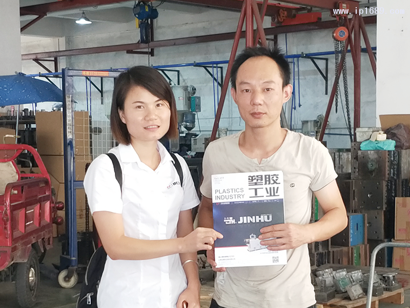 源聚塑膠模具廠廠長胡海波(右)