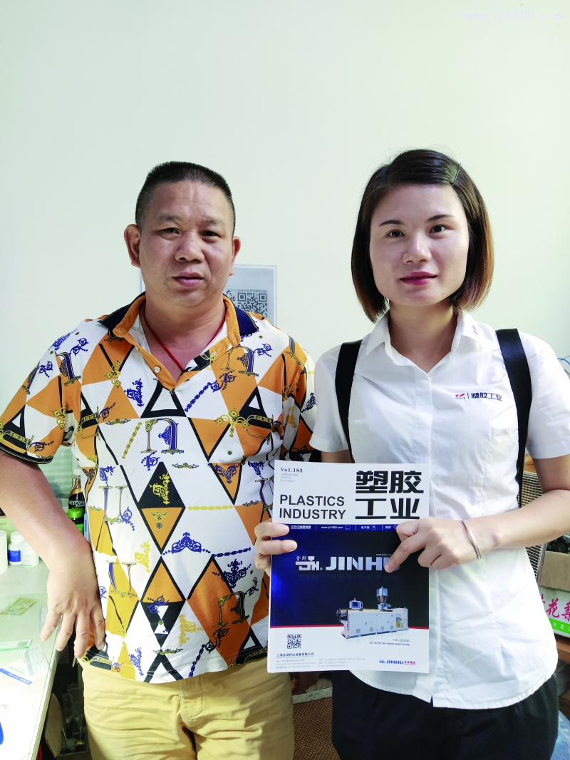 森兔數碼科技制品有限公司總經理翁進明(左)