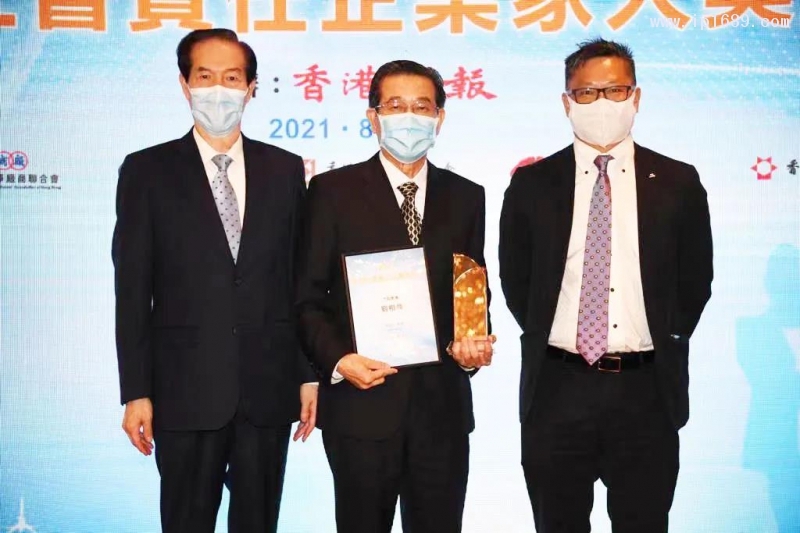 力勁集團創始人劉相尚先生(中)