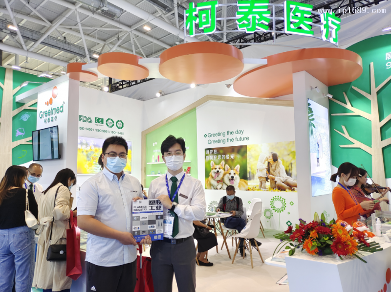 寧波柯泰醫療器械有限公司銷售經理郭子淳(左)